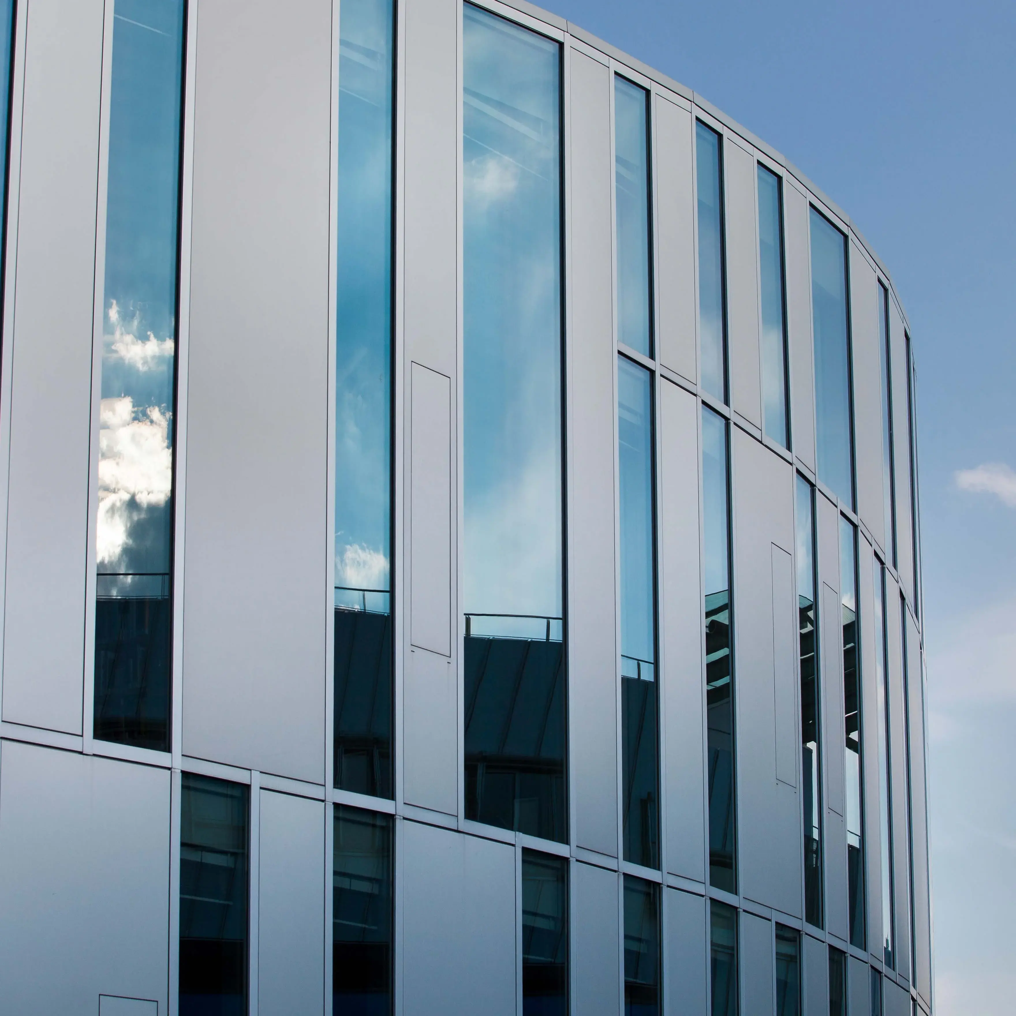 Der sogenannte Zitonenschnitz, ein Nebengebäude der Hochschule der Medien enthält die Bibliothek, Vorlesungssäle und Sitzgelegenheiten für Studierende.