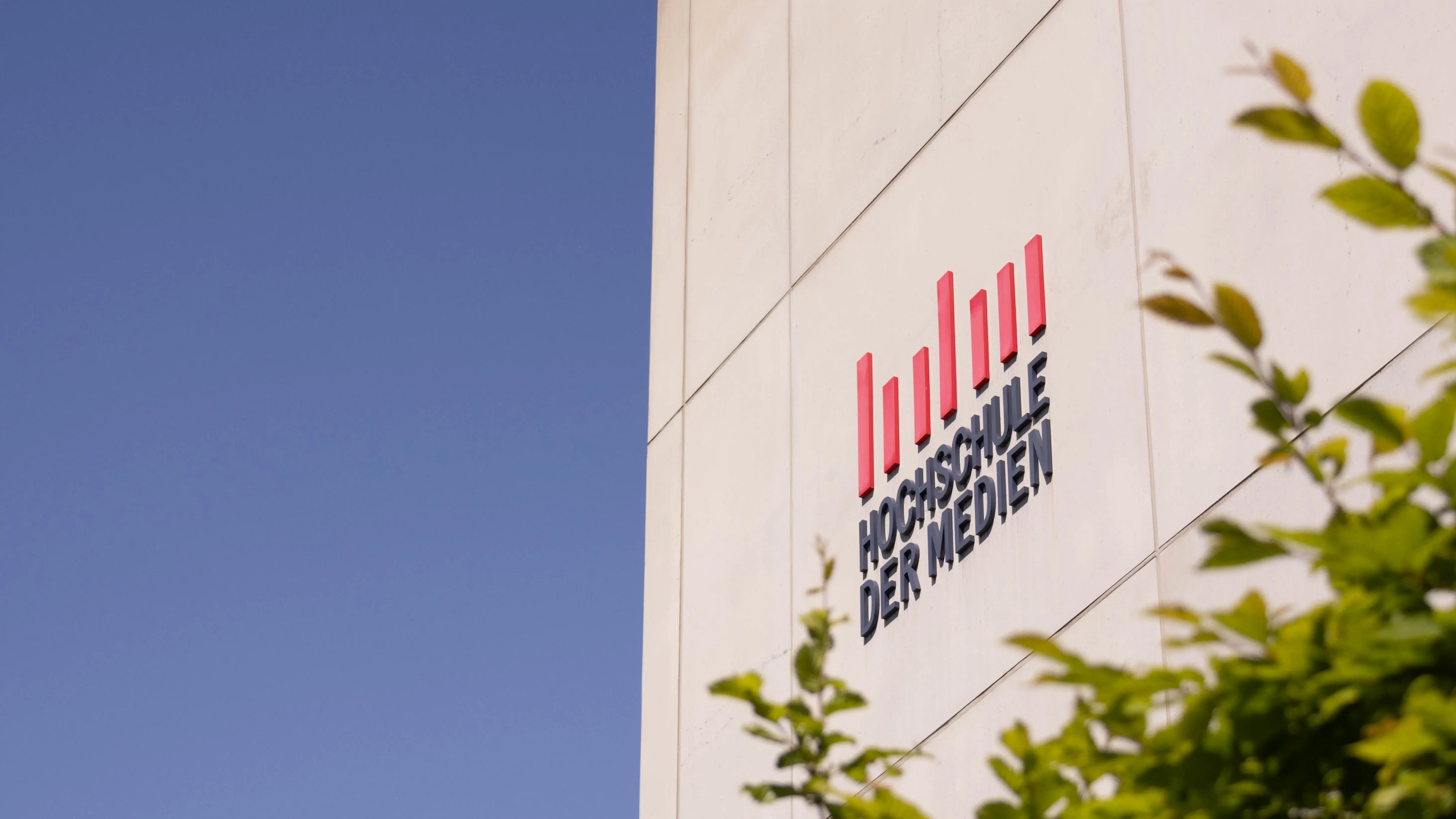 Der sogenannte Würfel, ein Nebengebäude der Hochschule der Medien.