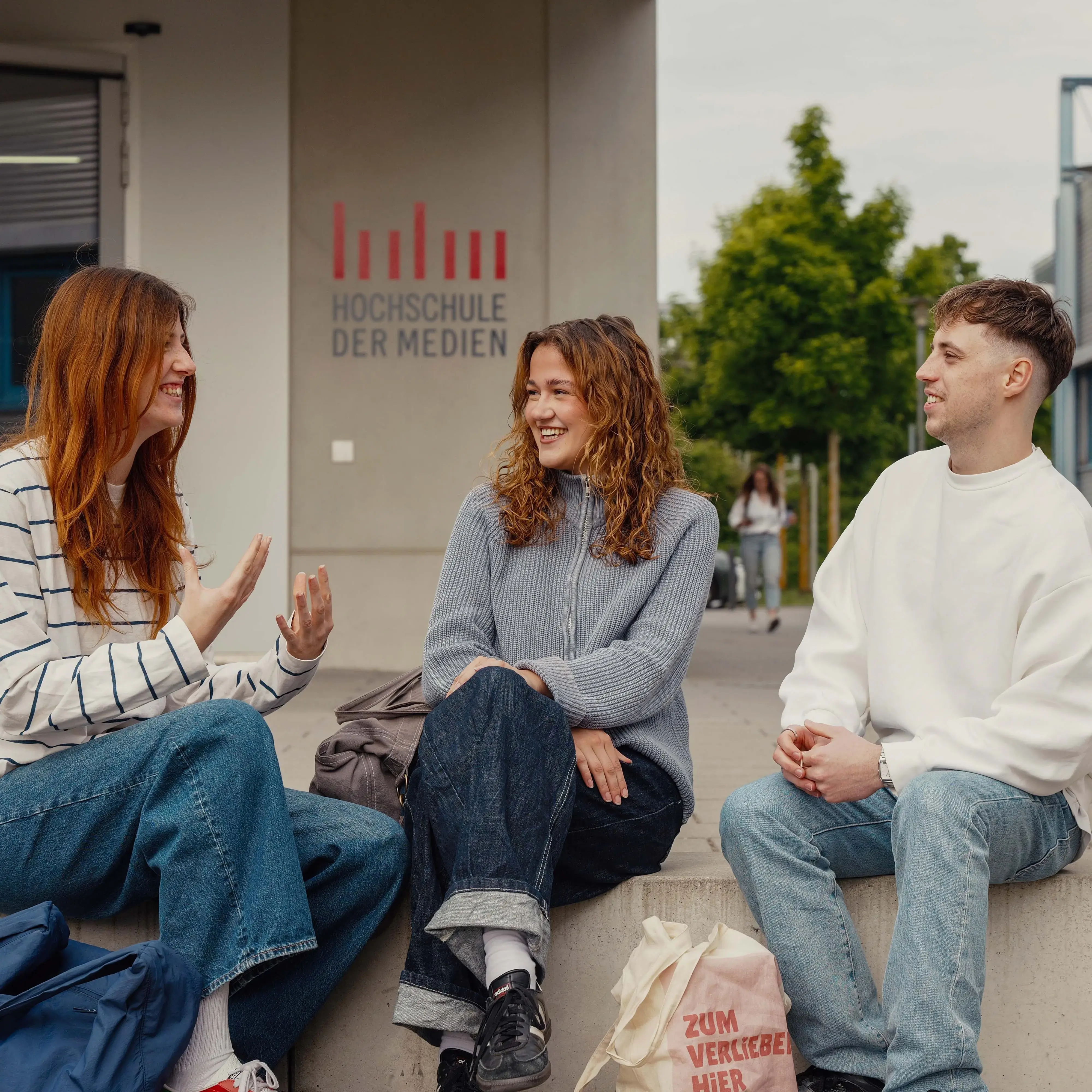 Studierende unterhalten sich vor dem sogenannten Würfel, einem Nebengebäude der Hochschule der Medien.
